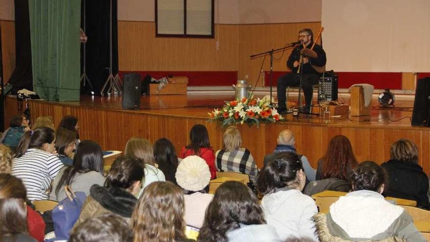 En el instituto As Barxas, durante el concierto de Xabier Blanco. // Santos A.