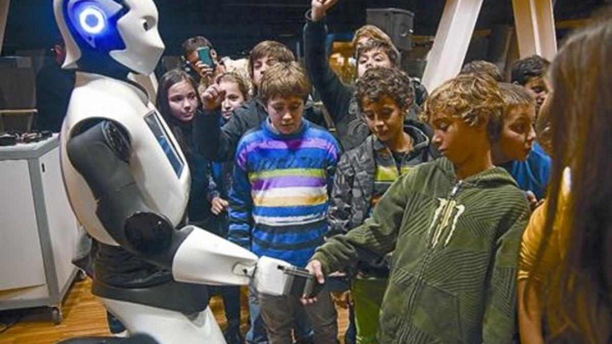 Curiosidad Unos niños se acercan al robot Reem, en su visita escolar a CosmoCaixa, ayer.