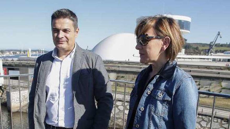 Pedro de Rueda y Esther Llamazares, ayer, en &quot;La Grapa&quot;, con el Centro Niemeyer al fondo.