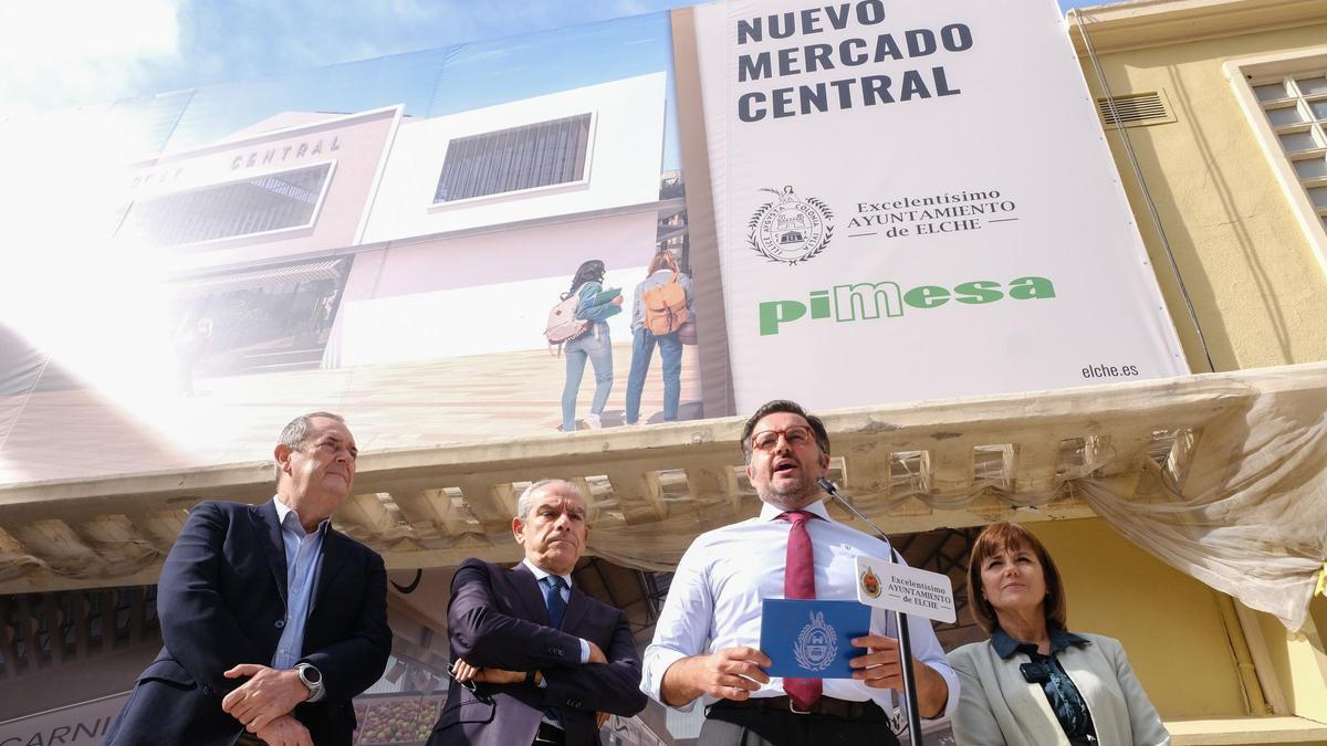 Antonio Martínez, Francisco Soler, Pablo Ruz y Aurora Rodil, frente al Mercado Central.