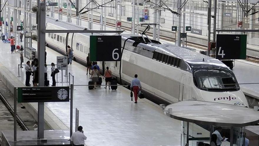 Un tren AVE reposa sobre los vías de la estación María Zambrano.