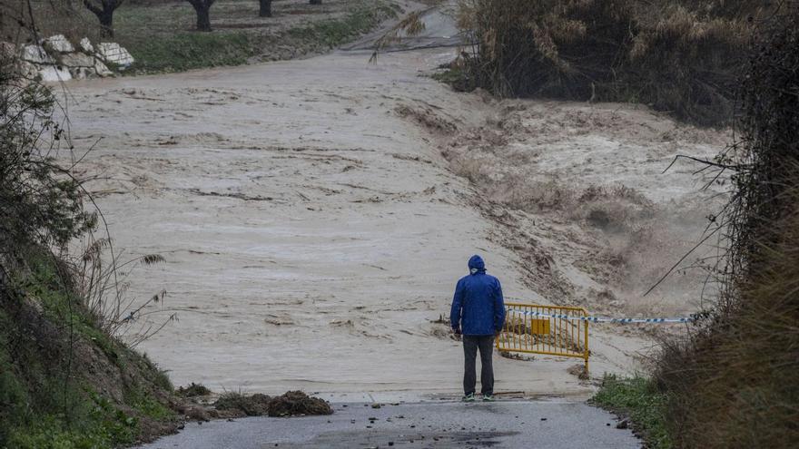 Un hombre junto a la carretera que une Cehegín con la pedanía de Canara, cortada por el desbordamiento del río Argos.