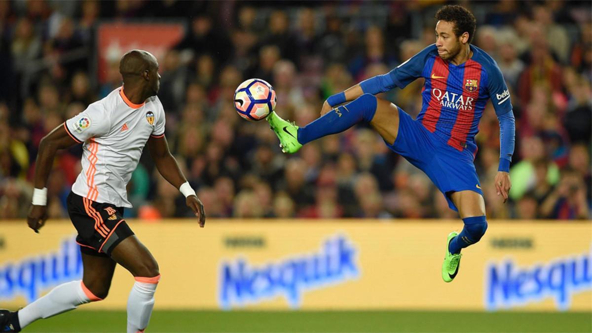 Neymar, en una espectacular acción del FC Barcelona - Valencia (4-2) en el Camp Nou