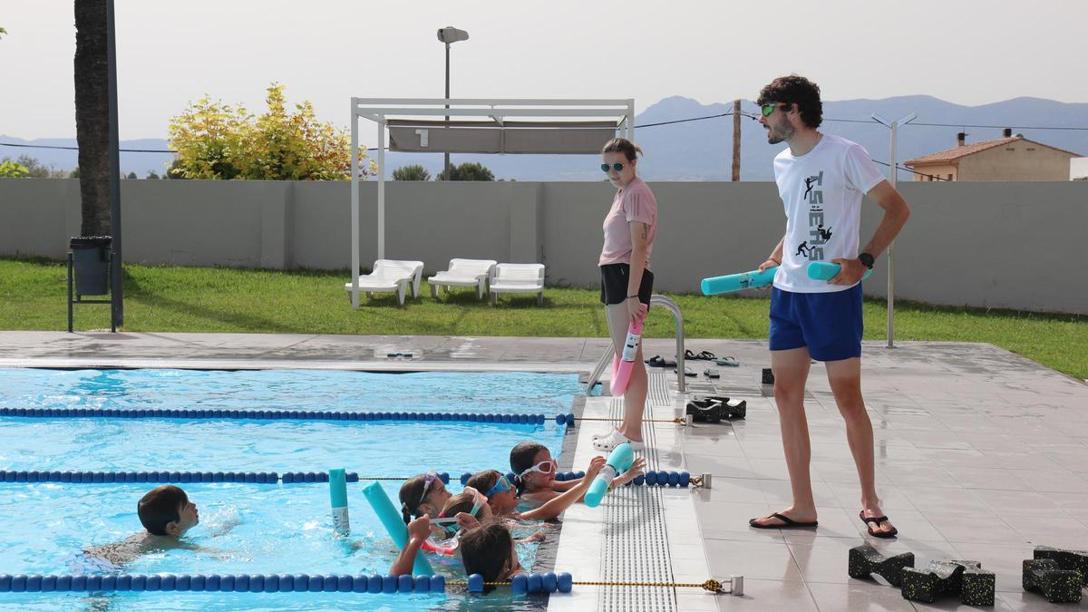 Un grupo de alumnos de la Escola d'Estiu de l'Olleria en la piscina.