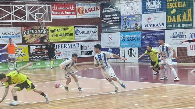 Un lance del partido loco que acogió el pabellón de La Rosaleda. | FM