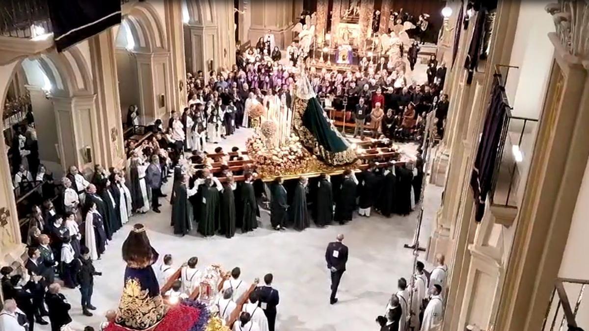 Hermanos del Rescate, en el interior del templo este Martes Santo tras suspenderse la procesión