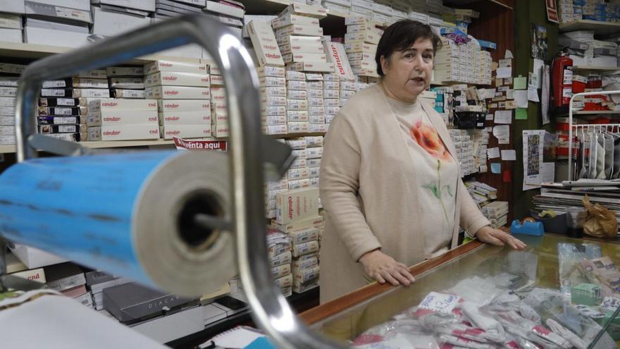 Carmen Hernández Fernández, el pasado jueves en la mercería de la plaza de La Merced.  | R. Solís