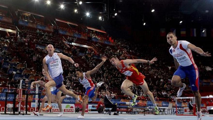 El ibicenco Felipe Vivancos, segundo por la derecha, entra en línea de meta en la final de los 60 metros vallas celebrada ayer en París.