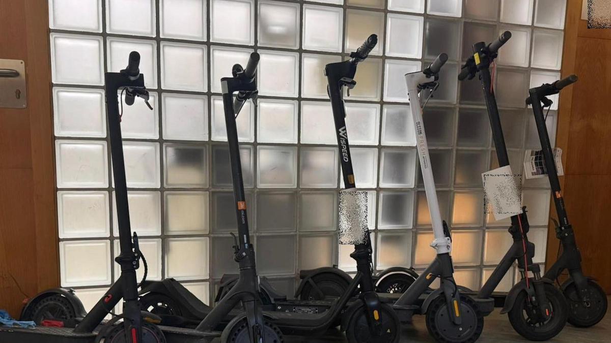 Els patinets recuperats pels Mossos d'Esquadra a l'edifici de Girona