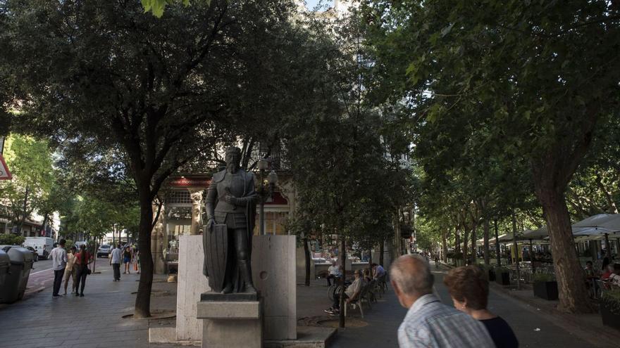 Si es mira la Casa Padró entre la plaça de Neus Català i l’arrencada del Passeig, queda amagada | OSCAR BAYONA