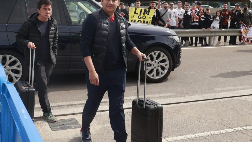 Pitos y cánticos a la llegada de Anil al aeropuerto