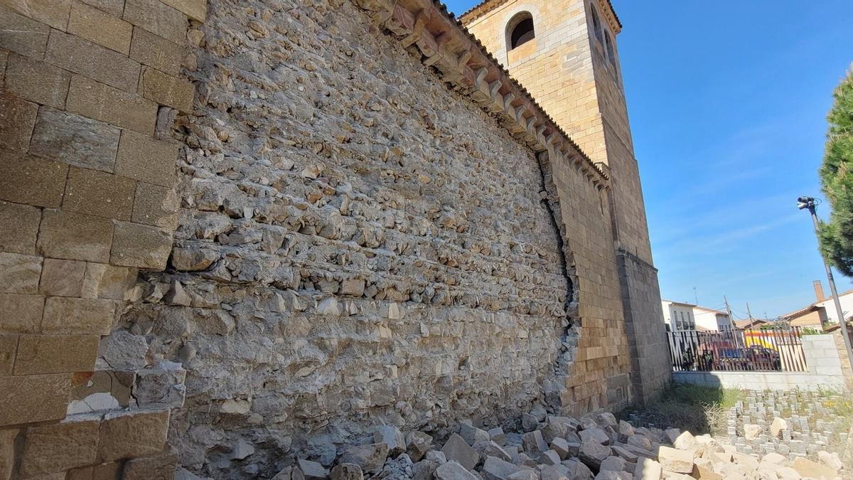 Una imagen del aspecto del muro desprendido de la iglesia abulense de San Andrés.