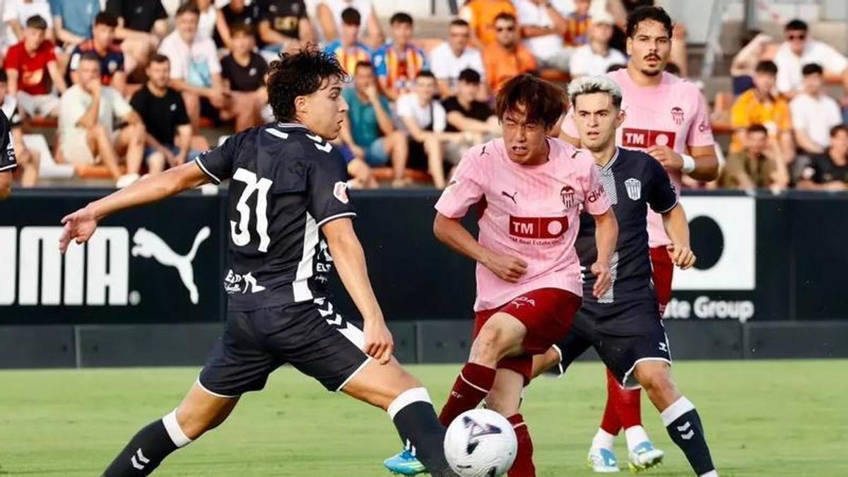 Antonio David intenta frenar un avance de Sato en el Valencia-Eldense