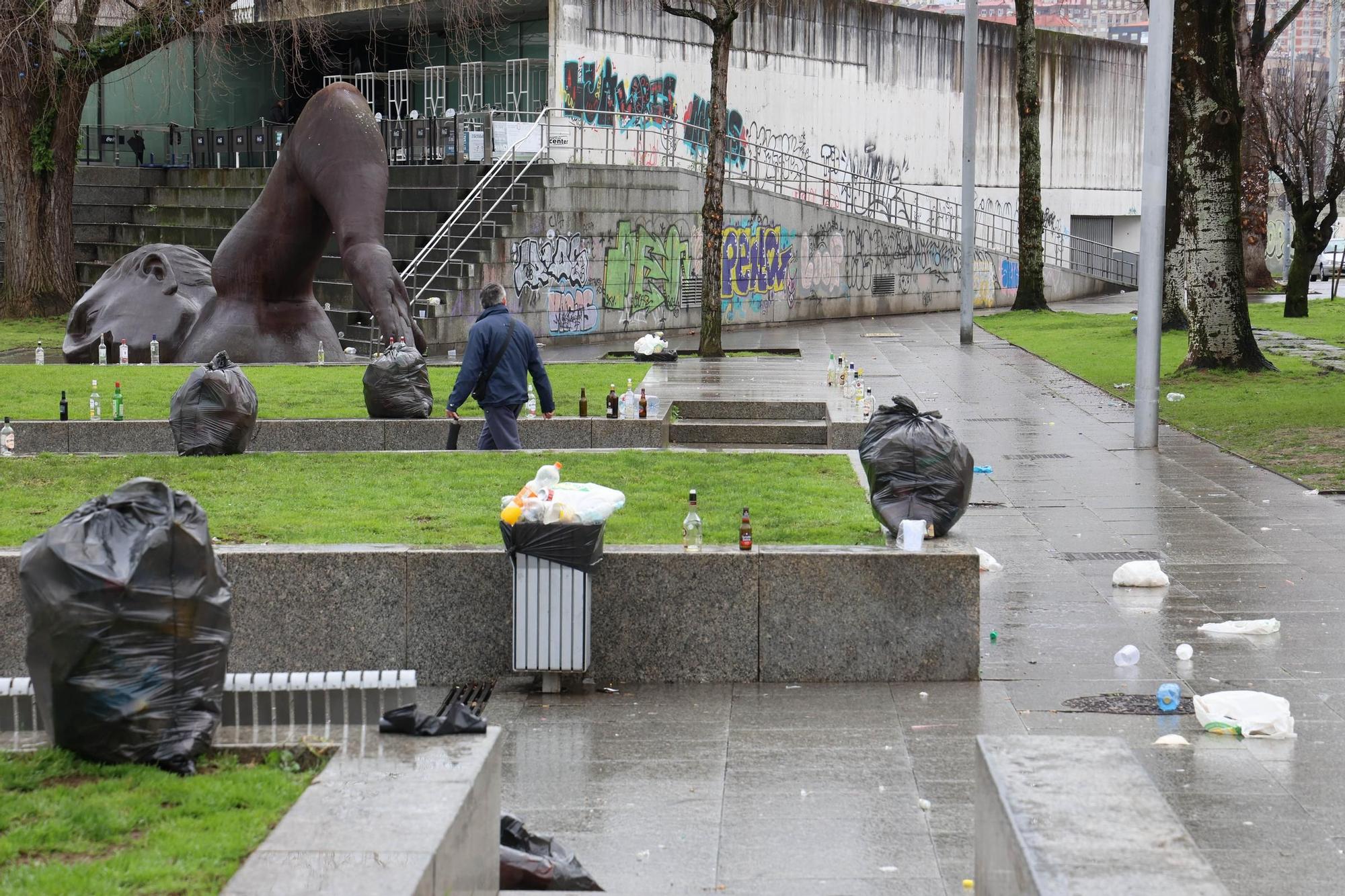 Botellón en Vigo: La Praza da Estrela sufre la resaca del lunes de Entroido