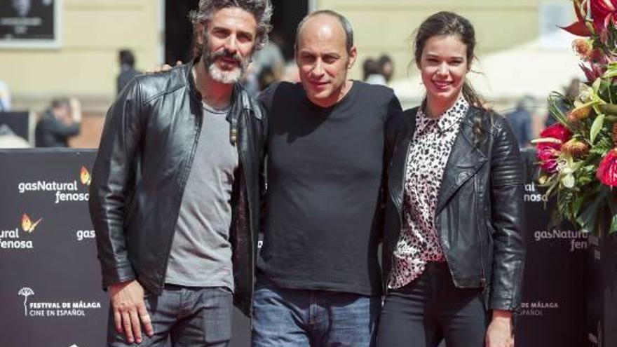 Los actores Leonardo Sbaraglia y Laia Costa, junto al director Martín Hodara.