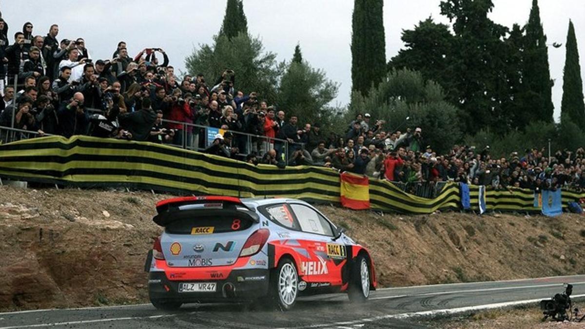 La afición espolea a Dani Sordo durante el tramo de La Figuera, ayer en el RallyRACC.