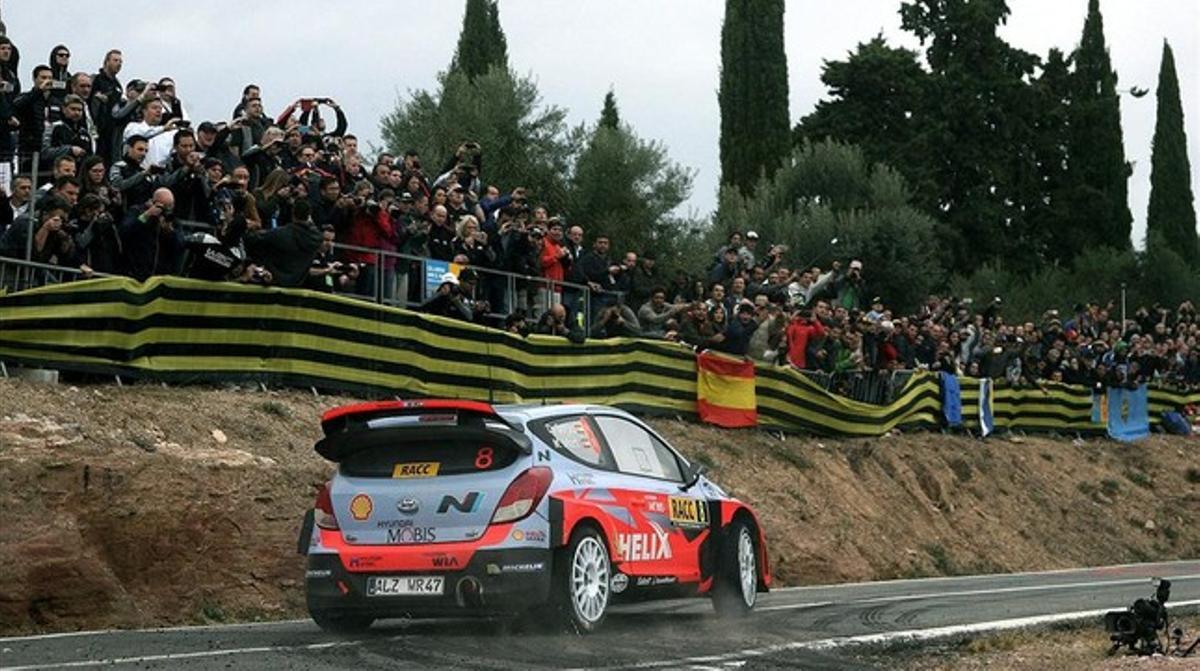 L’afició esperona Dani Sordo durant el tram de la Figuera, ahir al RallyRACC.