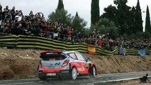 La afición espolea a Dani Sordo durante el tramo de La Figuera, ayer en el RallyRACC.