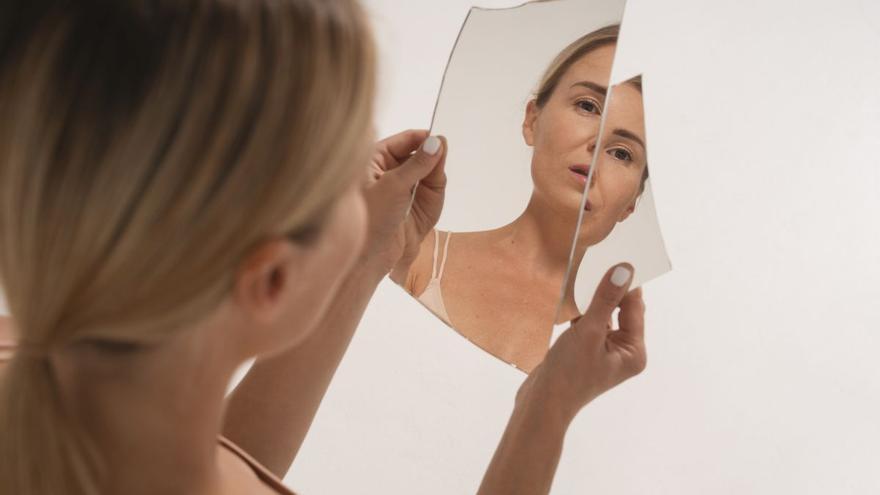 Qué es la técnica del espejo y cómo puede ayudar a tu bienestar mental según la psicología