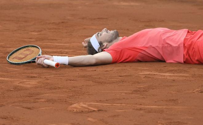 Tsitsipas se salva de l’eliminació en un partit agònic