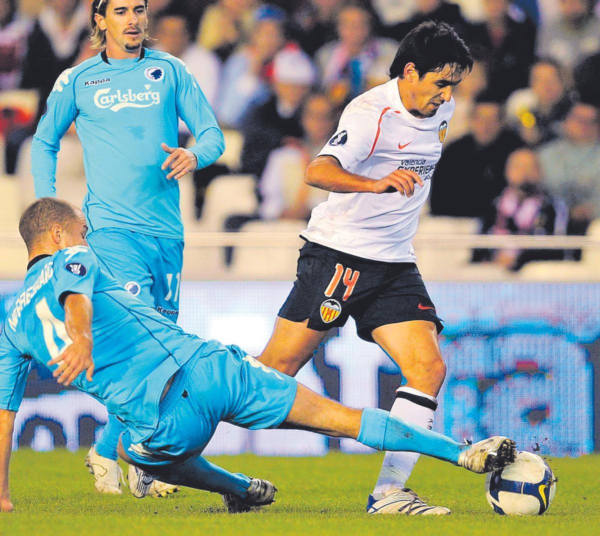 Vicente durante un partido del Valencia contra el Copenhague