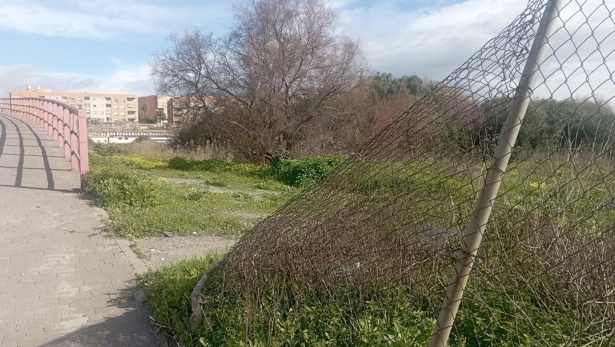 La valla, vandalizada, permite la entrada de vehículos al humedal protegido, el pasado febrero.
