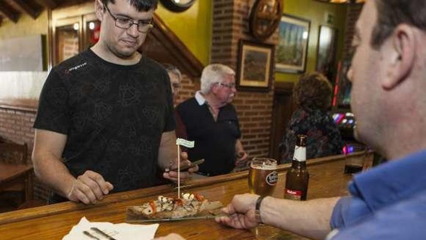 Juan Sordo, con el pincho de El Cantábrico en La Felguera.