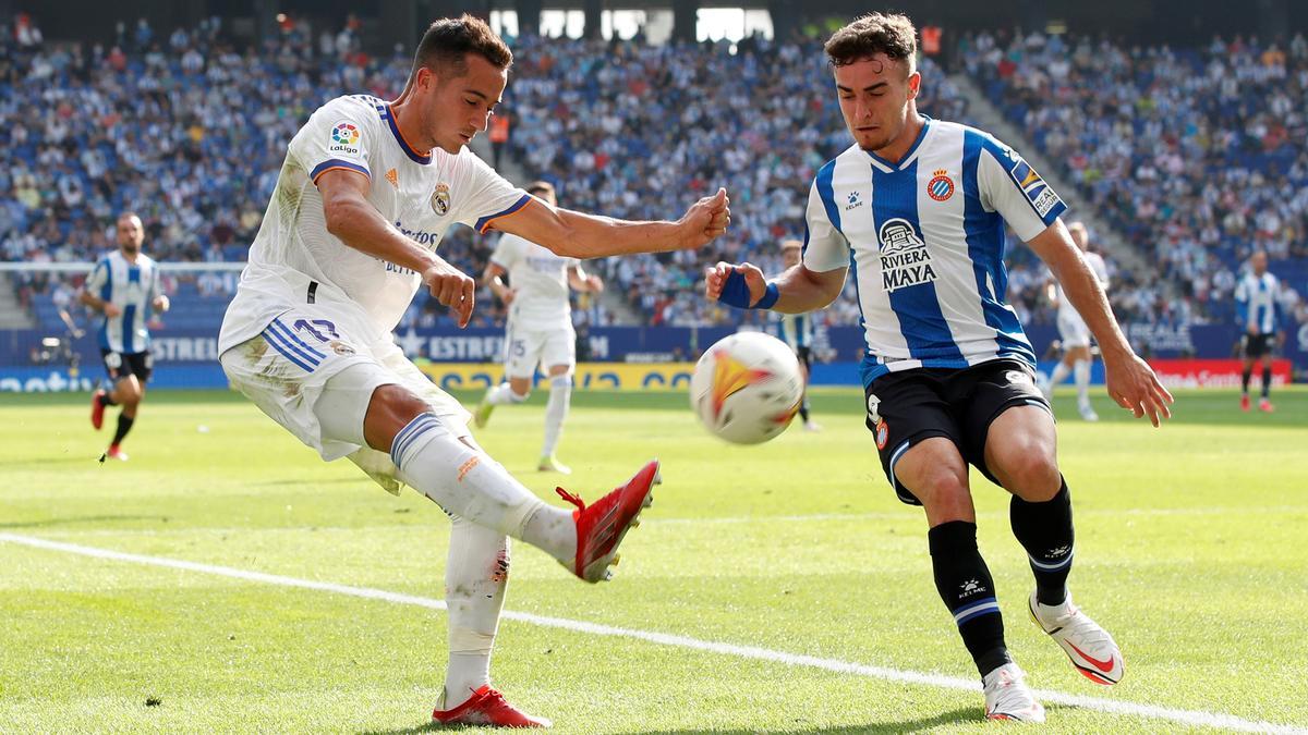 Lucas Vázquez disputa un balón con Pedrosa.