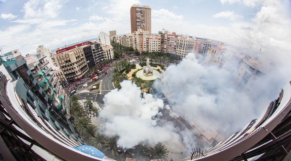 Primera mascletá de las Hogueras del 90 aniversario.