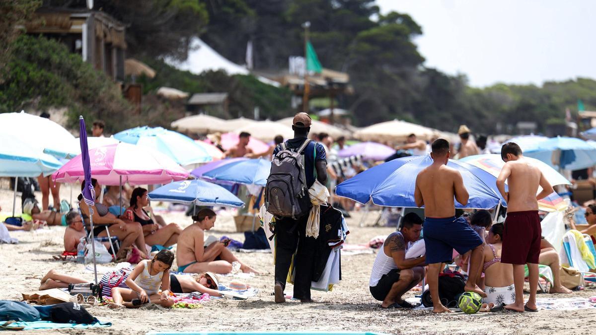 Bañistas reaccionan a las multas de 750 euros por comprar a vendedores ambulantes en Ibiza: "¿De verdad?"