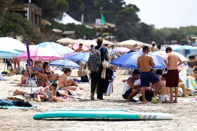 Galería: vendedores ambulantes en la playa de ses Salines