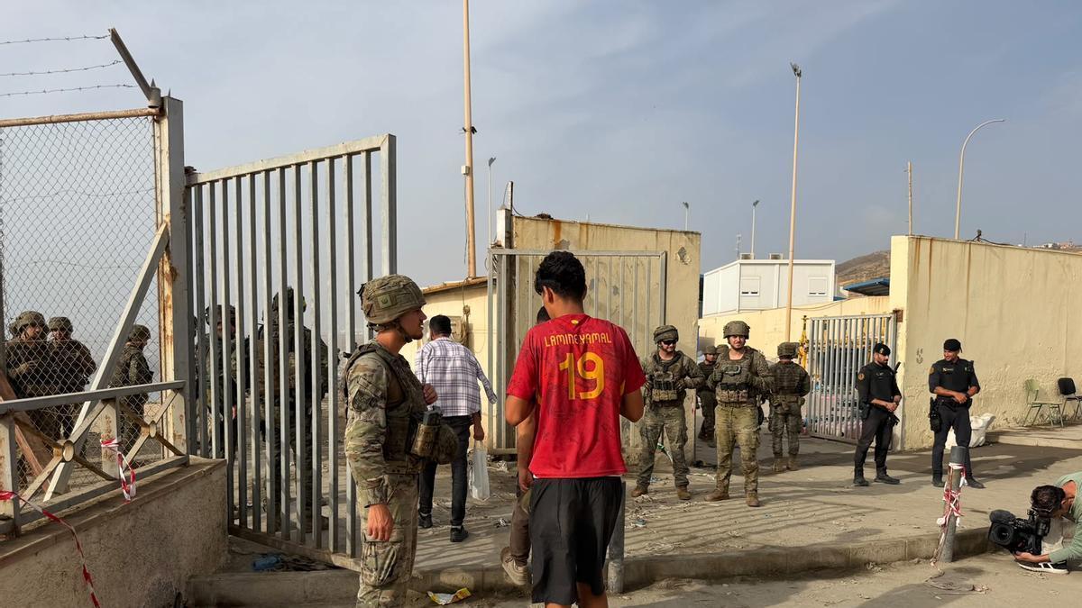 Continúa el goteo de salidas de personas desde Ceuta hasta Marruecos en la frontera del Tarajal, a 1 de agosto de 2026, en Ceuta (España).