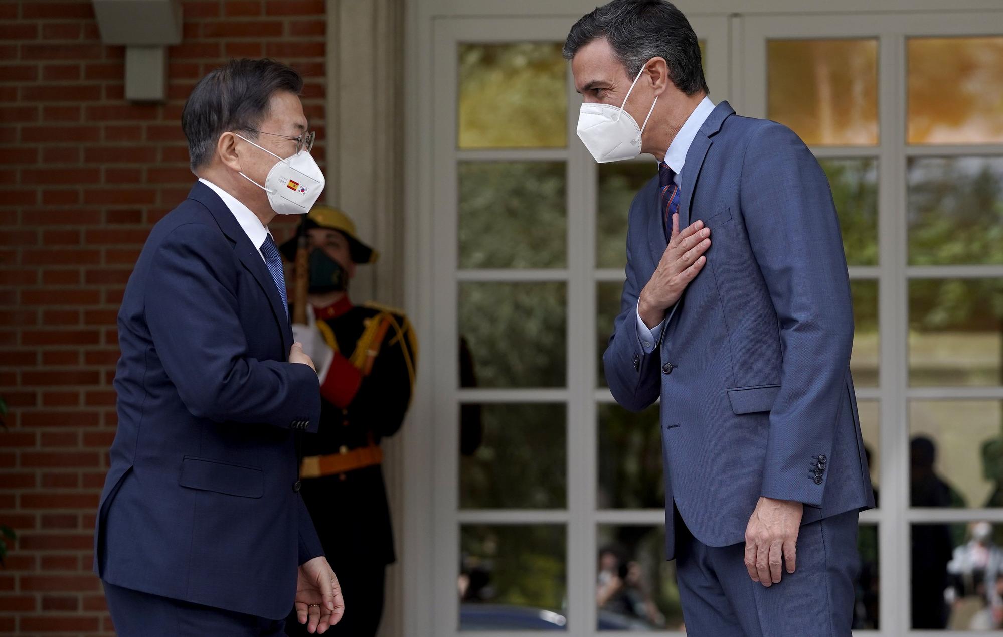 Pedro Sánchez recibe en Moncloa al presidente de la República de Corea, Moon Jae-in