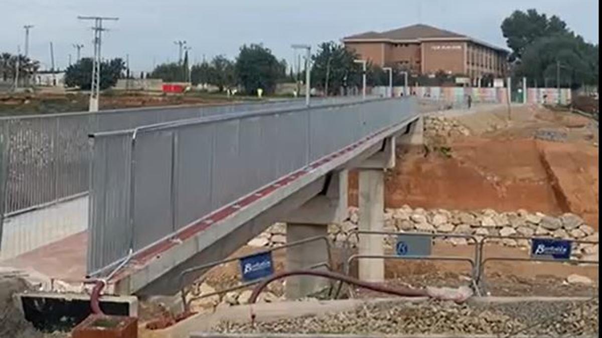 La nueva pasarela y la convocatoria era al otro lado del Poyo.