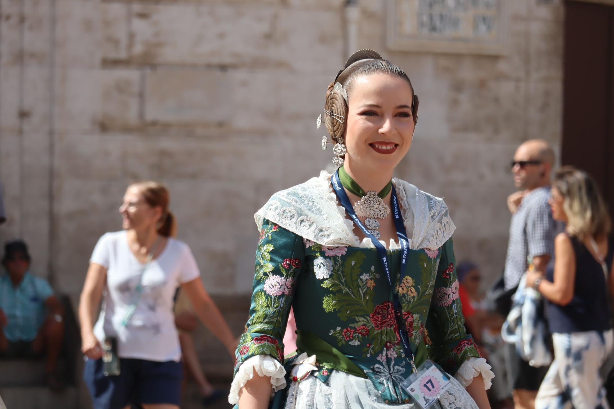 Baño de multitudes de las candidatas a Fallera Mayor de València 2025