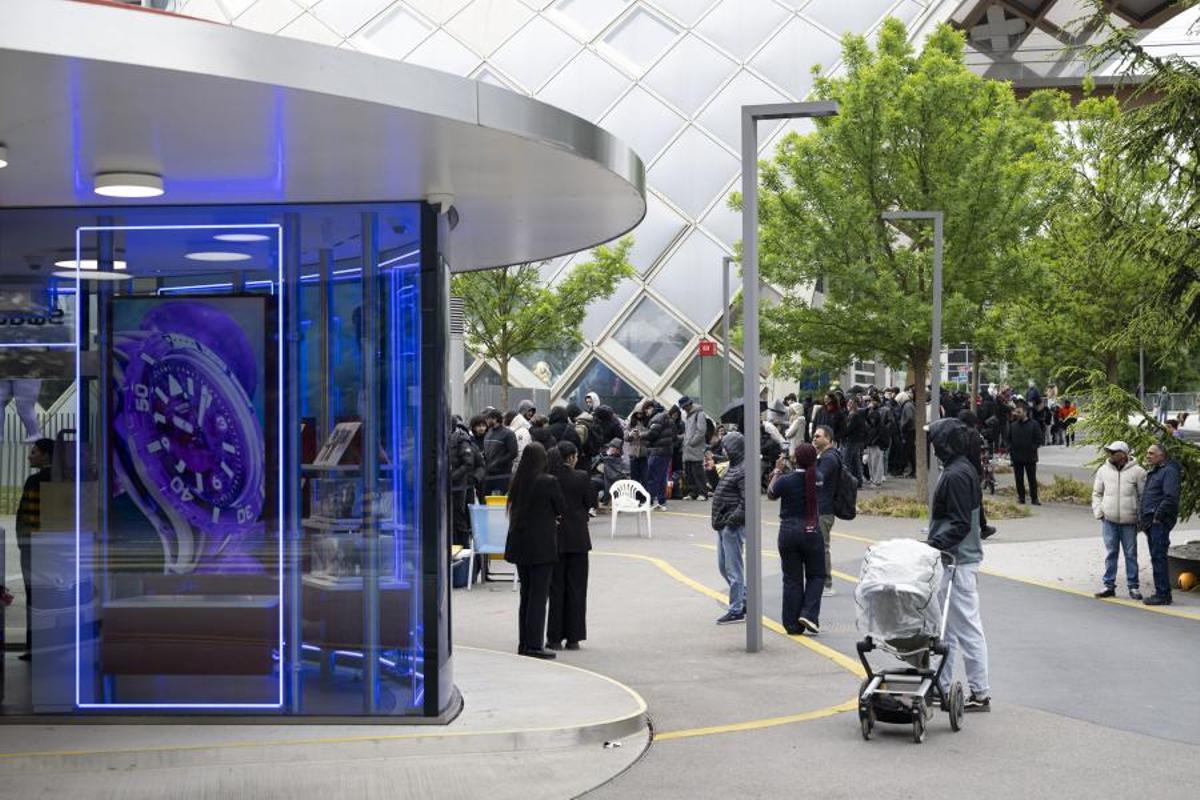 Personas esperan a que abra la tienda para comprar el nuevo reloj Royal Pop de Swatch y Audemars Piguet frente al Swatch Drive-Thru Store, junto a la sede de Swatch, en Biel/Bienne, Suiza.