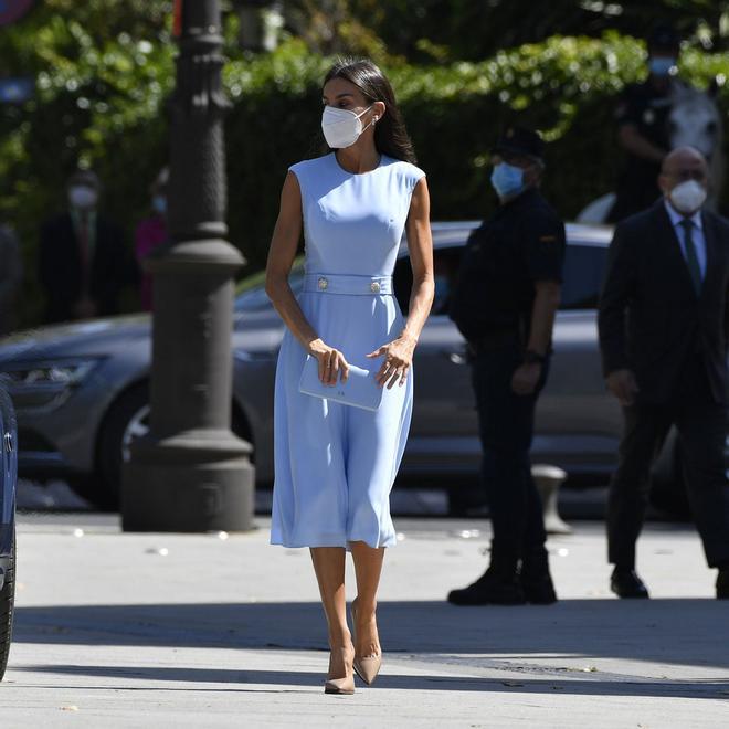 La reina Letizia con un diseño azul cielo sin mangas