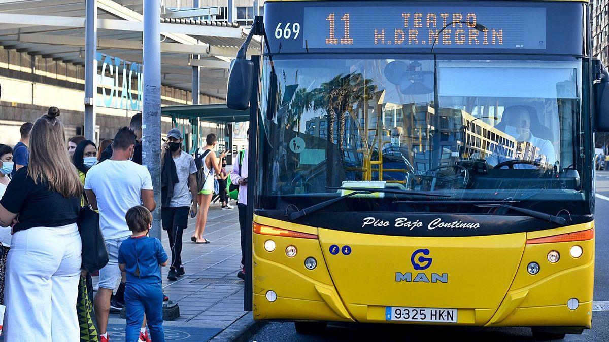 Un vehículo de Guaguas Municipales en la parada de San Telmo