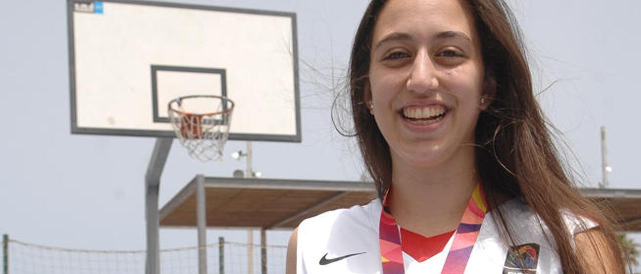 Maite Cazorla, con su medalla de oro, en las canchas de La Cícer.