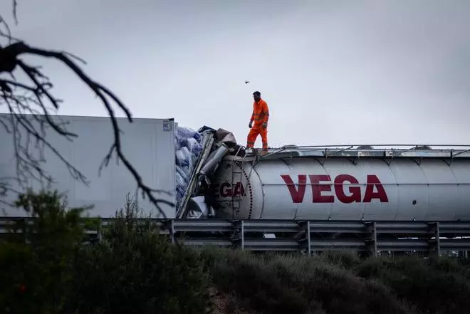 En imágenes | Accidente entre cinco camiones en la A-68 que ha obligado a cortar la autovía