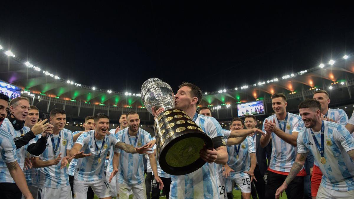 Messi besa la Copa América tras ganar la final en Maracaná a Brasil