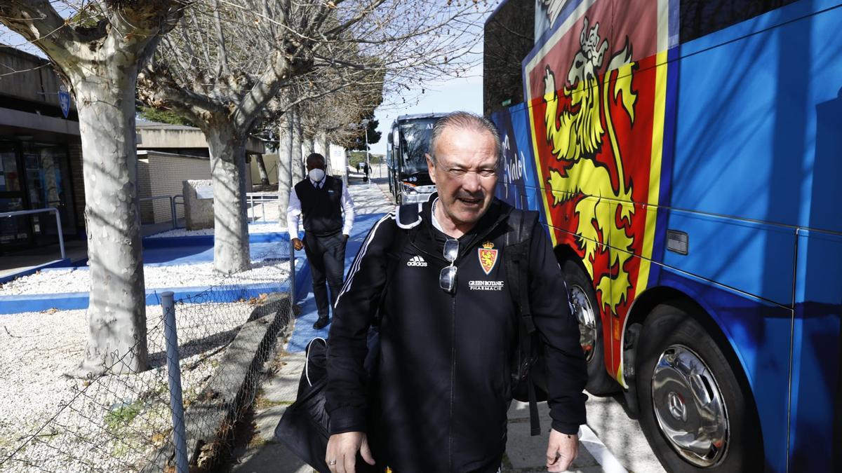 Juan Ignacio Martínez, antes de partir a Gijón en el bus zaragocista.