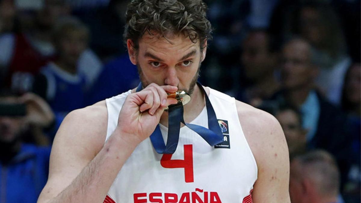 Pau Gasol con la medalla de oro del Eurobasket 2015