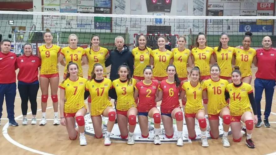 Selecciones Sub-17 de España de Voleibol durante sus concentraciones celebradas en el Coto Ferreiro. |