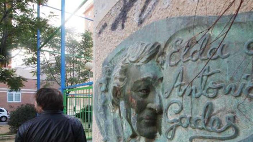 La escultura sucia y grafiteada del bailarín Antonio Gades que preside el parque de Elda.