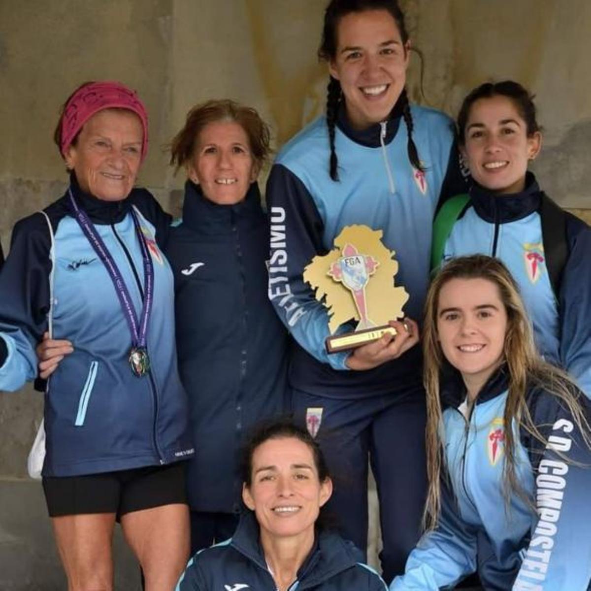Carmen Rodríguez del Río, a la izquierda, celebra junto a sus compañeras el Campeonato Gallego de media maratón.