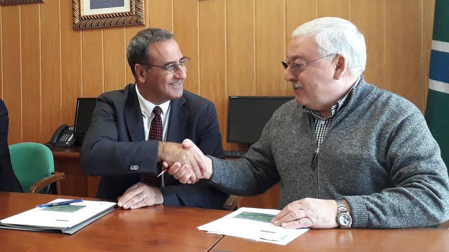 Lastra y José Ramón Sáiz durante la firma del acuerdo.