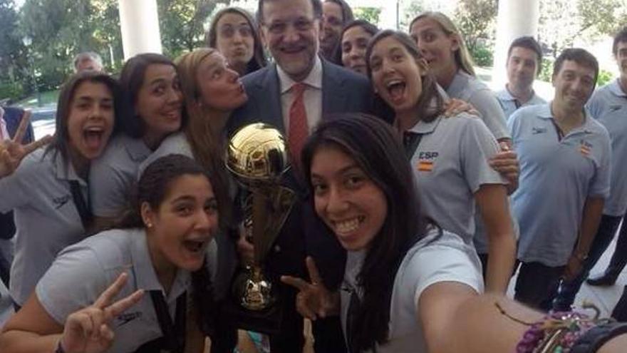 Las jugadoras de la selección española de waterpolo se hacen un &#039;selfie&#039; con Rajoy