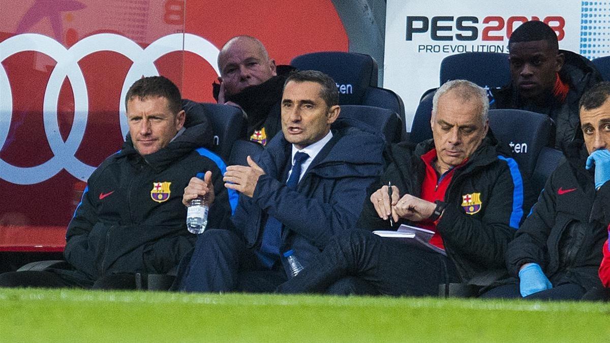 Pozanco, preparador físico, Valverde y Aspiazu, su segundo entrenador, en el banquillo del Camp Nou ante el Getafe.