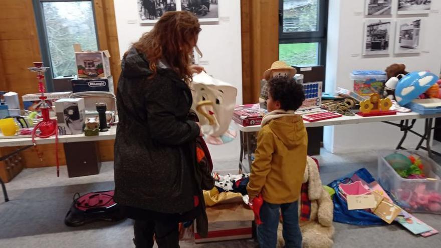 El mercadillo solidario de Porrúa, ayer, en el Centro Cultural Llacín. | J.Q.